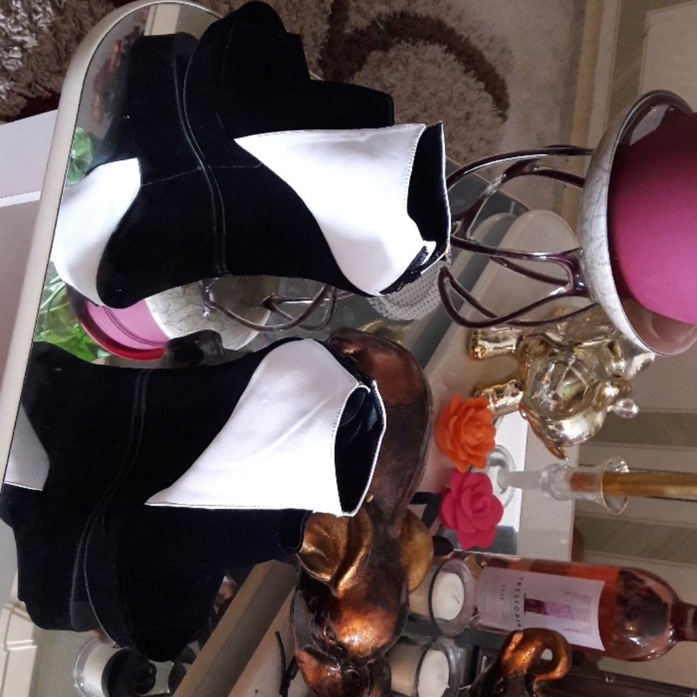 New in box black and white platform open toe wedge